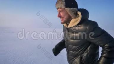 雪场上穿着毛皮帽子和保暖外套的跑步者的肖像。